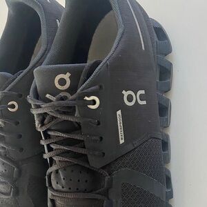 On  cloud Running Men's Black Athletic Shoes